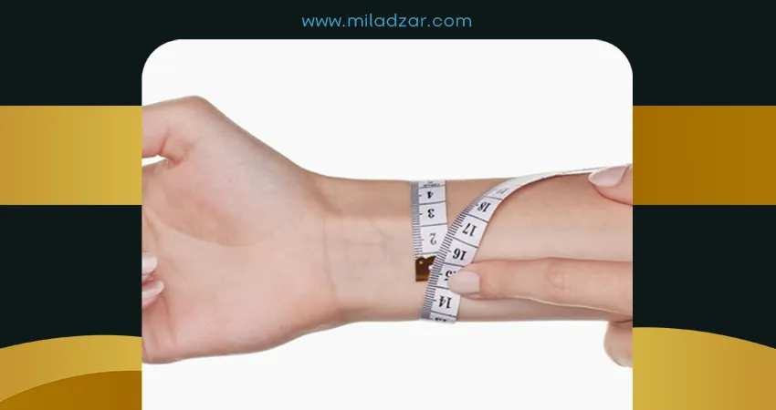 آموزش تصویری روش اندازهگیری دور مچ دست با نخ برای تعیین سایز النگو