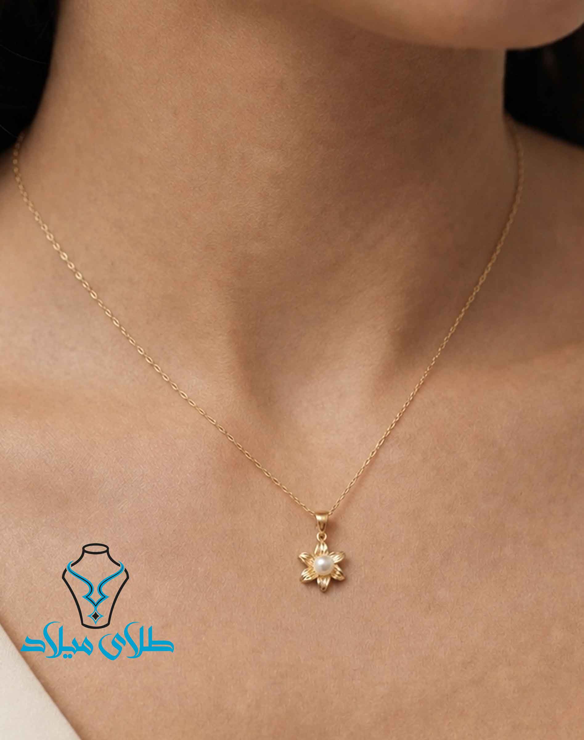 پلاک طلا مرواریدی کد44 روی گردن