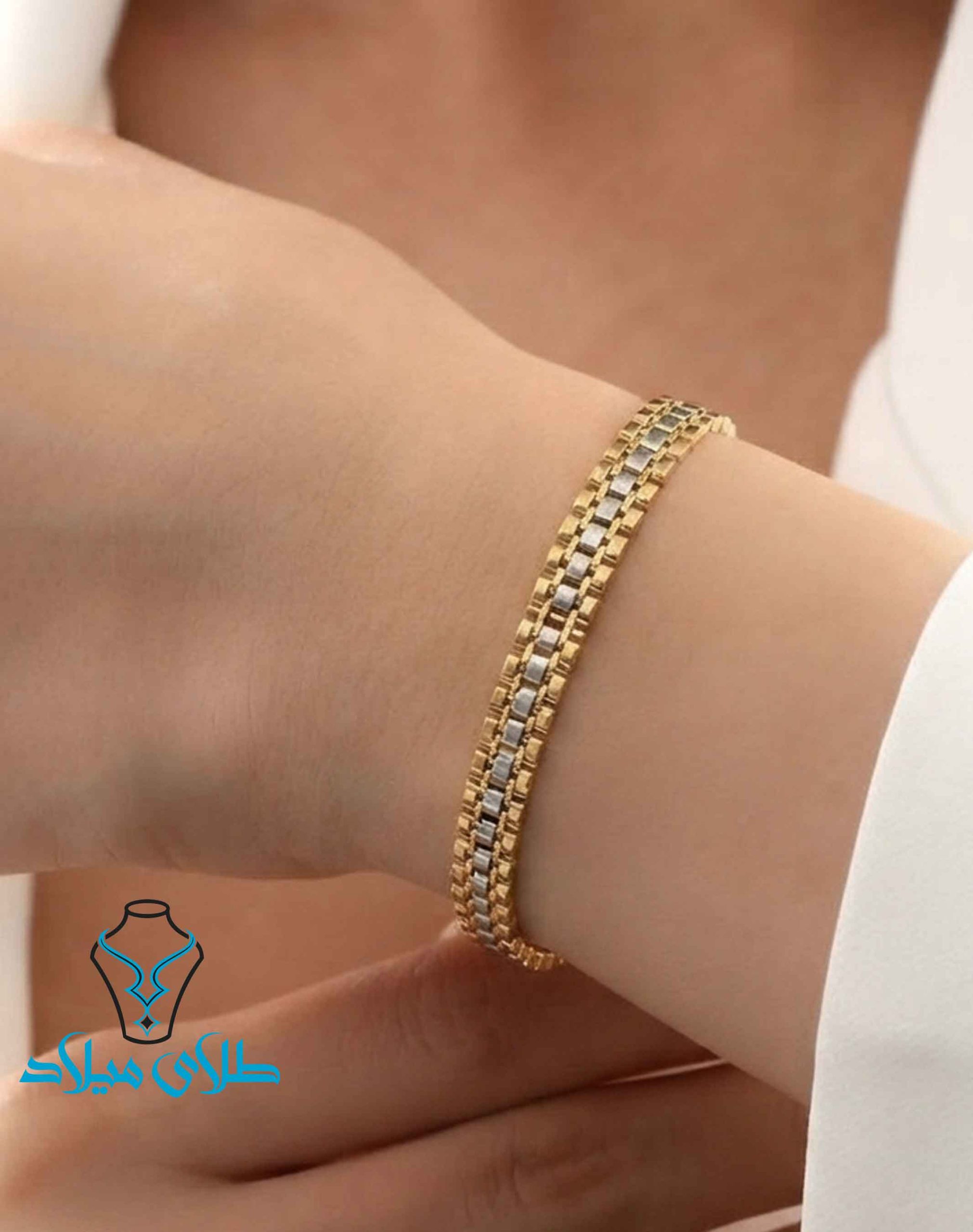 دستبند رولکس طلا کد5 پوشیده توسط مدل